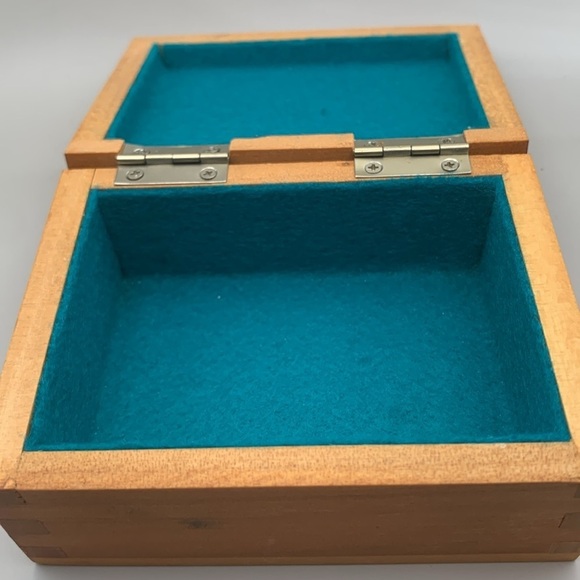 Vintage Wooden box with partly undressed female by Mundberg 1984 - Japan. - Picture 7 of 12